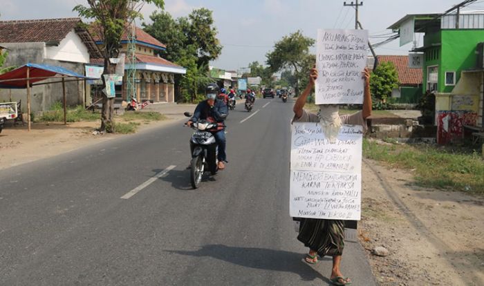 Protes Masalah Bansos, Seorang Warga di Jombang Demo Turun ke Jalan Protes Masalah Bansos, Seorang Warga di Jombang Demo Turun ke Jalan