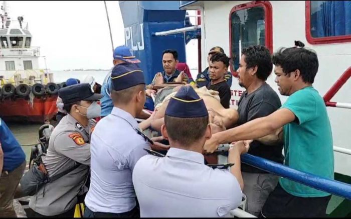 Awak Kapal yang Pingsan di Pelabuhan Gresik Dievakuasi Personel Pospam