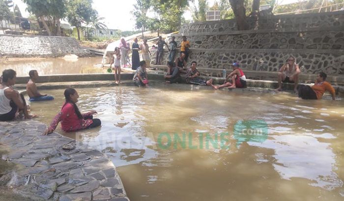 Berendam di Pemandian Air Hangat Singgahan, Cocok untuk Hilangkan Pegal-pegal Berendam di Pemandian Air Hangat Singgahan, Cocok untuk Hilangkan Pegal-pegal