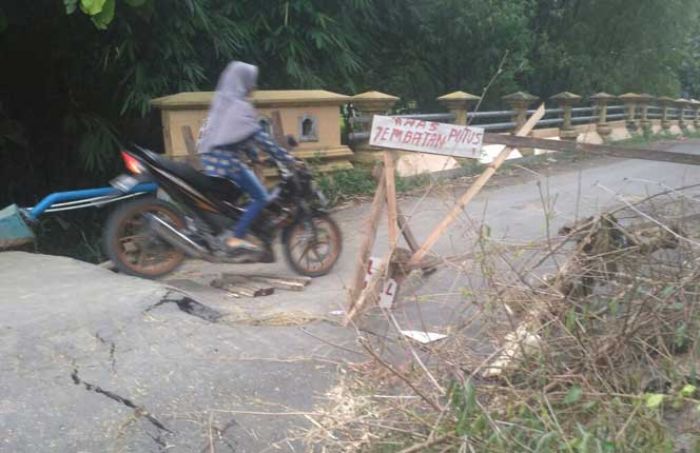 Curah Hujan Tinggi, Jembatan dan Jalan Desa di Senori - Kenduruan Longsor Curah Hujan Tinggi, Jembatan dan Jalan Desa di Senori - Kenduruan Longsor