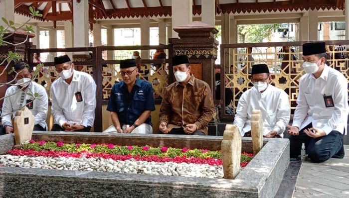 Kepala BNPT Ziarah ke Makam Pendiri NU di Pesantren Tebuireng Jombang Kepala BNPT Ziarah ke Makam Pendiri NU di Pesantren Tebuireng Jombang