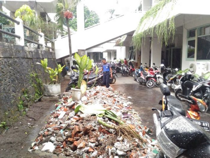 Buangan Bongkaran BKD Dikeluhkan Segelintir ASN Pemkot Malang Buangan Bongkaran BKD Dikeluhkan Segelintir ASN Pemkot Malang