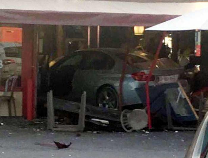 Ingin Bunuh Diri, Pria ini Nekat Tabrakkan BMW ke Restoran Pizza, 1 Tewas