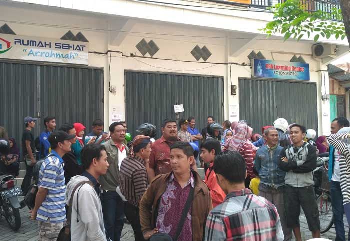 Ratusan Orang Geruduk RS Arrohmah Bojonegoro, Tuntut Uang Arisan Dikembalikan Ratusan Orang Geruduk RS Arrohmah Bojonegoro, Tuntut Uang Arisan Dikembalikan