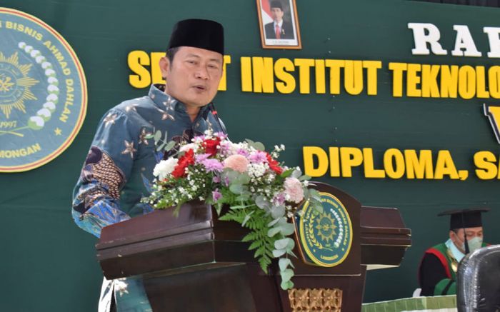 Hadiri Wisuda ITB-AD Lamongan, ini Pesan Yuhronur Kepada Para Generasi Muda