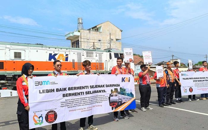 PT KAI Daop 7 Madiun Gandeng Railfans Sosialisasi Keselamatan di Perlintasan Sebidang PT KAI Daop 7 Madiun Gandeng Railfans Sosialisasi Keselamatan di Perlintasan Sebidang