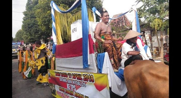 Gelar Pawai Simpatik, Polsek Senori dan Forkopimcam Amankan Logistik Pemilu Pakai Pedati