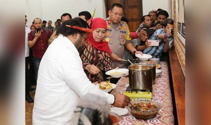 Cairkan Suasana, Khofifah Diplomasi Papeda Saat Temui Staf Khusus Presiden Urusan Papua