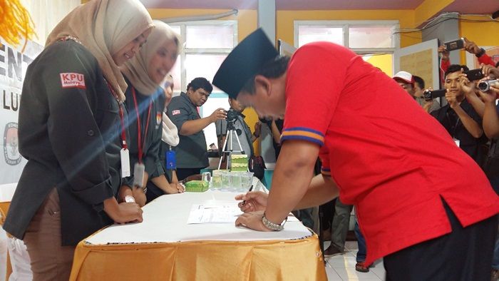 Dua Paslon Bupati Lumajang Pilih Daftar ke KPU di Hari Terakhir Dua Paslon Bupati Lumajang Pilih Daftar ke KPU di Hari Terakhir