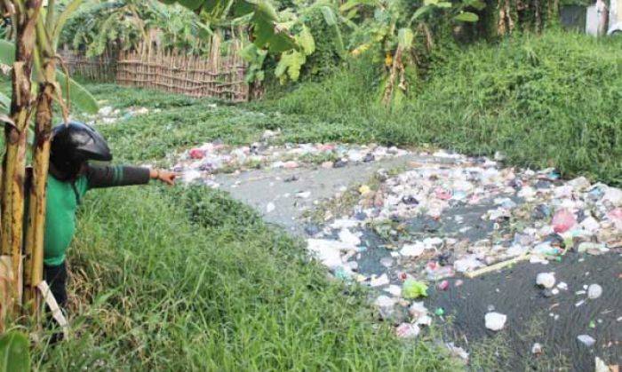 DPU Pengairan Sidoarjo tak Gubris Keluhan Sampah di Sungai DPU Pengairan Sidoarjo tak Gubris Keluhan Sampah di Sungai