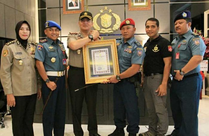 Kapolrestabes Surabaya Apresiasi Anggota TNI AL yang Lumpuhkan 1 Pelaku Curanmor Kapolrestabes Surabaya Apresiasi Anggota TNI AL yang Lumpuhkan 1 Pelaku Curanmor