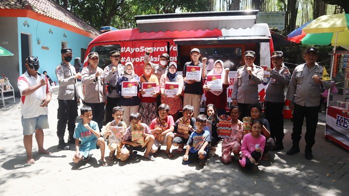 Polres Ngawi Berbagi Bansos dan Hibur Pengunjung di Taman Wisata Tawun Polres Ngawi Berbagi Bansos dan Hibur Pengunjung di Taman Wisata Tawun