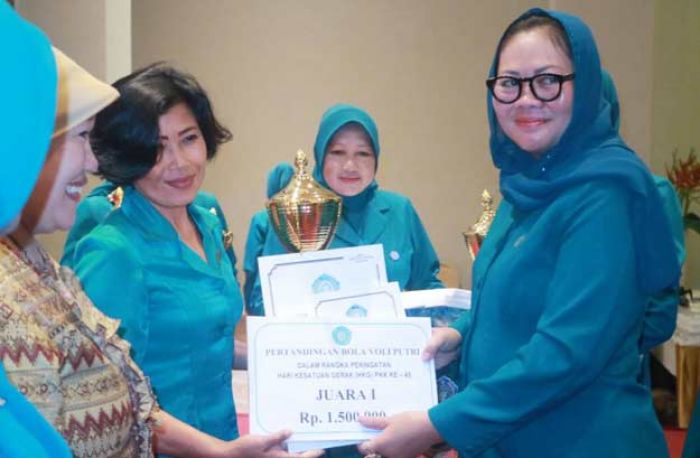 Kader PKK Berjasa dan Lama Mengabdi Terima Piagam Penghargaan dari Wali Kota Malang Kader PKK Berjasa dan Lama Mengabdi Terima Piagam Penghargaan dari Wali Kota Malang