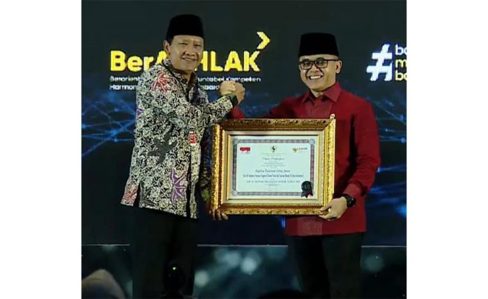 Bupati Irsyad Yusuf Raih Penghargaan dari Menpan RB atas Inovasi Kapiten Pasuruan Getas Juara Bupati Irsyad Yusuf Raih Penghargaan dari Menpan RB atas Inovasi Kapiten Pasuruan Getas Juara