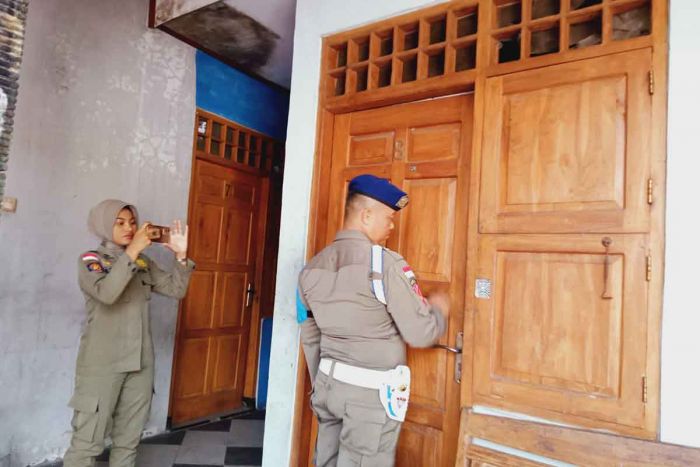 Gelar Razia di Rumah Kos, Satpol PP Ngawi Amankan 5 Pasangan Kumpul Kebo Gelar Razia di Rumah Kos, Satpol PP Ngawi Amankan 5 Pasangan Kumpul Kebo