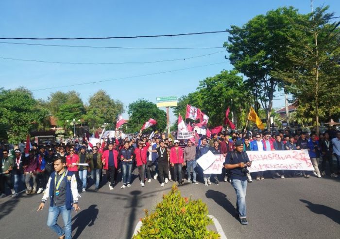 Aliansi Mahasiswa Geruduk Kantor DPRD Pamekasan, Serukan 3 Tuntutan dan Keresahan Rakyat Aliansi Mahasiswa Geruduk Kantor DPRD Pamekasan, Serukan 3 Tuntutan dan Keresahan Rakyat