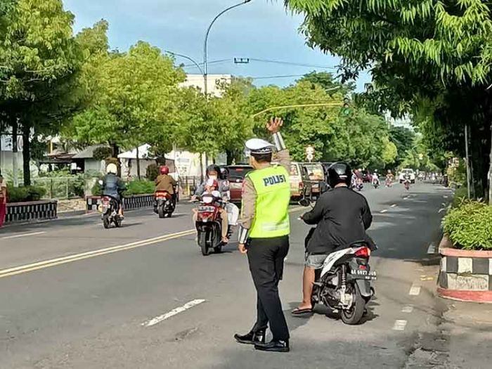 Urai Kemacetan, Jajaran Polres Ngawi Siaga Tiap Pagi di Jalan Raya Urai Kemacetan, Jajaran Polres Ngawi Siaga Tiap Pagi di Jalan Raya
