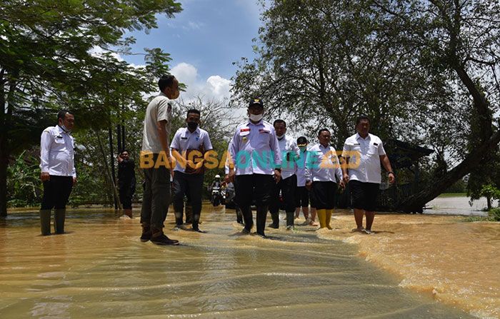 Bupati Tulungagung Kembali Pantau Banjir dan Sambangi Korban Tanah Gerak di Kecamatan Bandung Bupati Tulungagung Kembali Pantau Banjir dan Sambangi Korban Tanah Gerak di Kecamatan Bandung