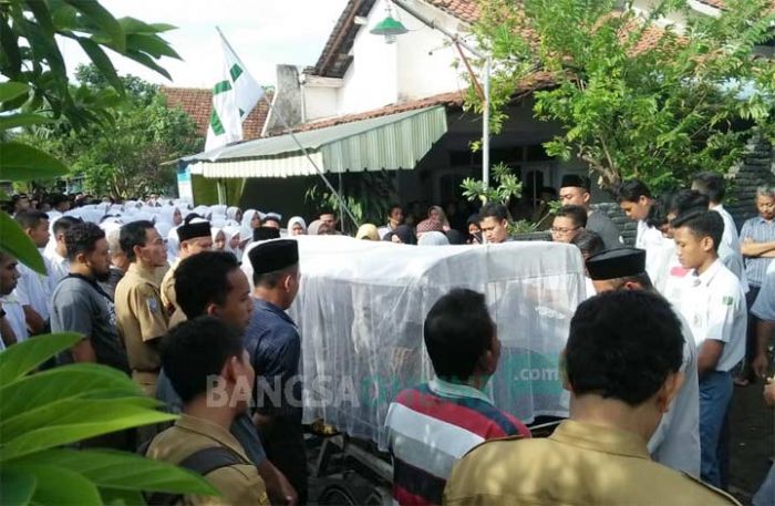 Jenazah Guru SMA Plandaan Korban Ombak di Pantai Jember Disambut Duka