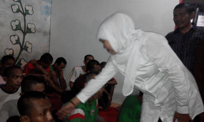 Mensos Tegur Kepala Dinsos Mojokerto karena Tak Urus LKS Padepokan Orang Gila Mensos Tegur Kepala Dinsos Mojokerto karena Tak Urus LKS Padepokan Orang Gila