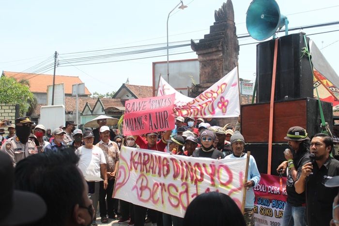 Dinilai Semena-mena dan Tidak Transparan Kelola Anggaran, Ribuan Warga Kepung Tuntut Kadesnya Mundur