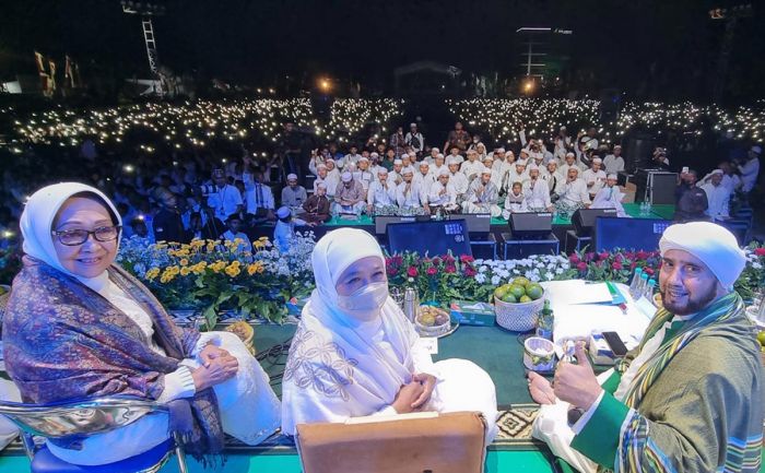 Jatim Bersholawat Bersama Habib Syech, Khofifah: Jadi Penguat Wujudkan Jatim Bangkit Jatim Bersholawat Bersama Habib Syech, Khofifah: Jadi Penguat Wujudkan Jatim Bangkit