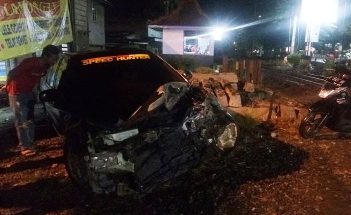 Mobil Sedan Ditumpangi Satu Keluarga Tertabrak Kereta Api di Tanggulangin Sidoarjo Mobil Sedan Ditumpangi Satu Keluarga Tertabrak Kereta Api di Tanggulangin Sidoarjo