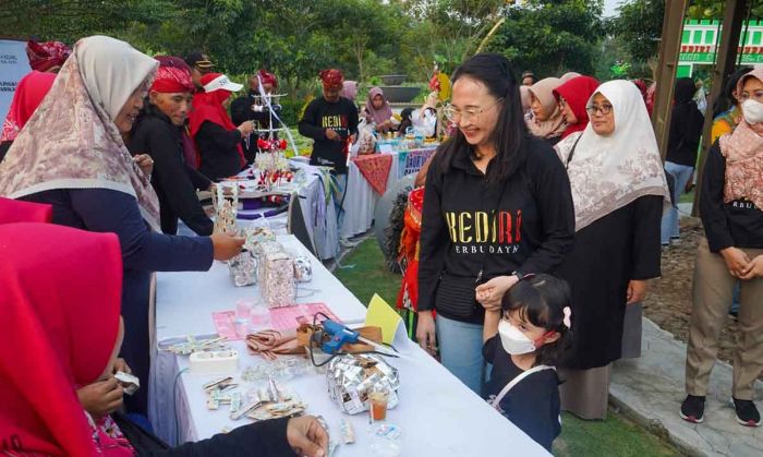 Bersama Putrinya Lihat Lomba Daur Ulang, Mbak Cicha Dorong Gaya Hidup Minim Sampah Bersama Putrinya Lihat Lomba Daur Ulang, Mbak Cicha Dorong Gaya Hidup Minim Sampah