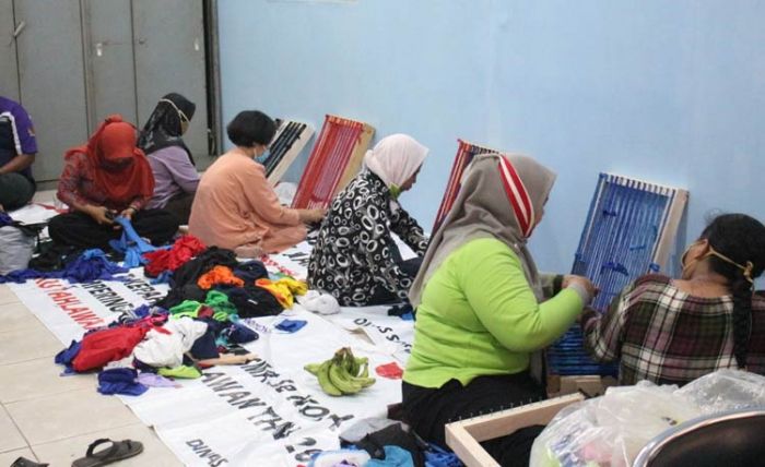Berdayakan Eks ODGJ, Pemkot Kediri Berikan Pelatihan Buat Keset Berdayakan Eks ODGJ, Pemkot Kediri Berikan Pelatihan Buat Keset