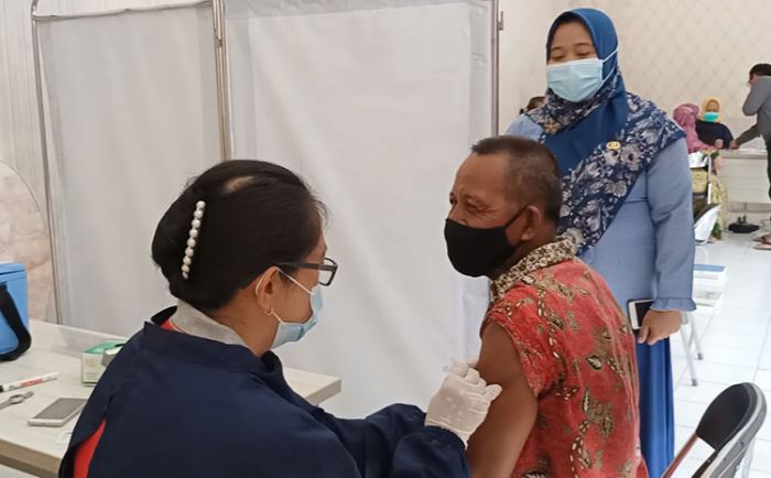 Lima Ribu Lansia di Kecamatan Pagu Jalani Vaksinasi Covid-19 Lima Ribu Lansia di Kecamatan Pagu Jalani Vaksinasi Covid-19