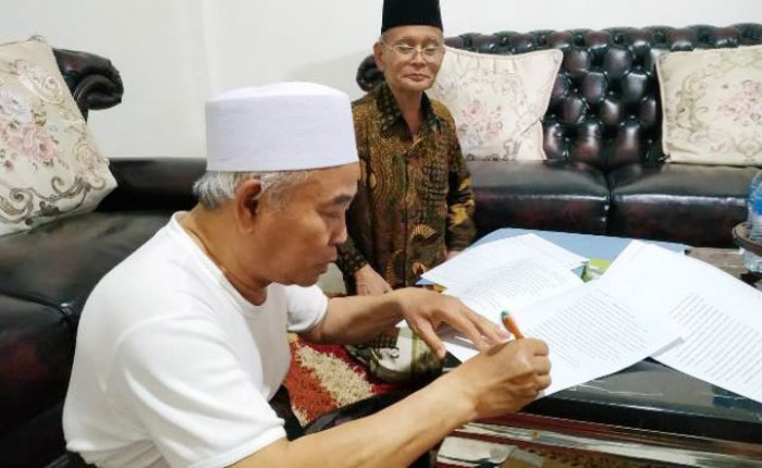 Kiai Asep Serahkan Wakaf Tanah Markas Besar Oelama (MBO) Jatim ke PBNU Kiai Asep Serahkan Wakaf Tanah Markas Besar Oelama (MBO) Jatim ke PBNU