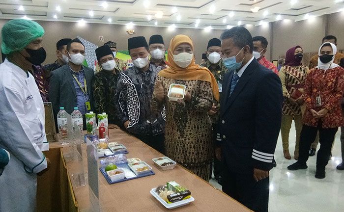 Pimpin Pengukuhan PPIH, Gubernur Khofifah Pastikan Embarkasi Surabaya Siap Berikan Layanan Terbaik