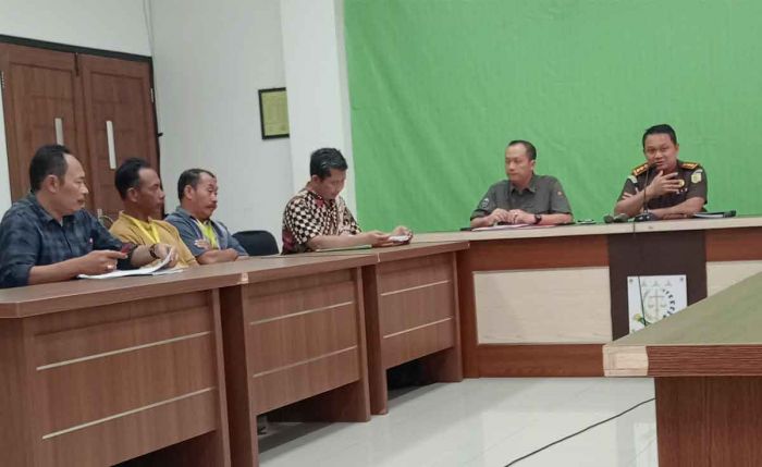 Merasa Ditipu, Warga Tambaksari Datangi Kajari soal Sertifikat Redistribusi Merasa Ditipu, Warga Tambaksari Datangi Kajari soal Sertifikat Redistribusi