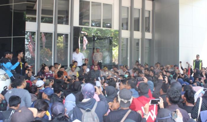 Tolak Draf RUU KUHP dan Tuntut Pencabutan UU KPK, Mahasiswa di Pasuruan Demo DPRD Tolak Draf RUU KUHP dan Tuntut Pencabutan UU KPK, Mahasiswa di Pasuruan Demo DPRD