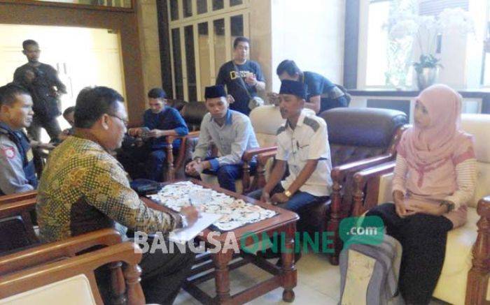 Mahasiswa juga Demo Pemkab Jombang, Tuntut Dugaan Gratifikasi Pengadaan LKS Diusut Mahasiswa juga Demo Pemkab Jombang, Tuntut Dugaan Gratifikasi Pengadaan LKS Diusut