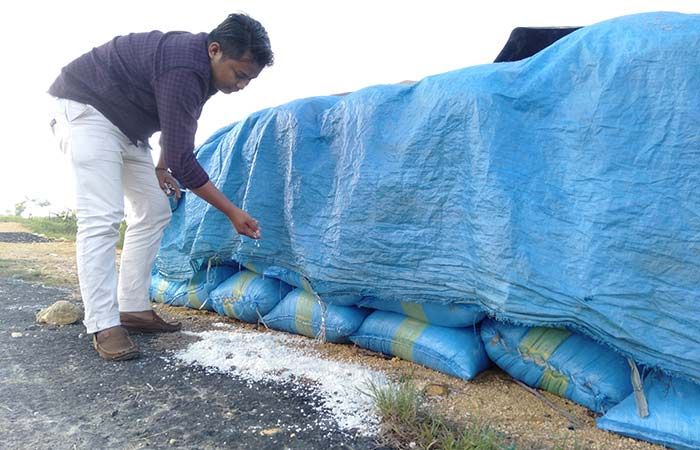 Menumpuk Sampai Puluhan Ribu Ton, Petani Garam di Pamekasan Mulai Bingung Jualnya Menumpuk Sampai Puluhan Ribu Ton, Petani Garam di Pamekasan Mulai Bingung Jualnya