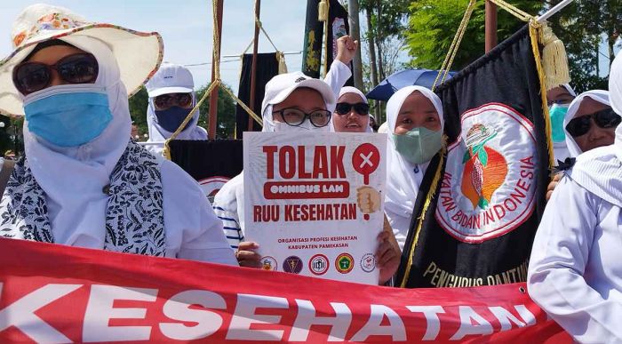 Ribuan Nakes Unjuk Rasa Tolak RUU Omnibus Law Kesehatan di Depan Kantor DPRD Pamekasan Ribuan Nakes Unjuk Rasa Tolak RUU Omnibus Law Kesehatan di Depan Kantor DPRD Pamekasan