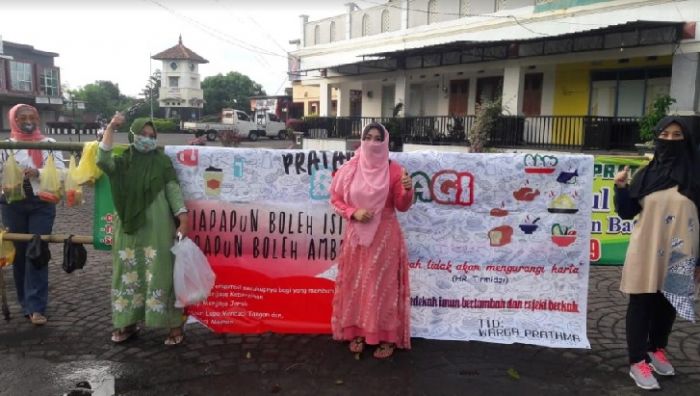 Peduli Warga Terdampak Covid-19, Ibu-ibu Perumahan PP Bagikan Sembako Gratis