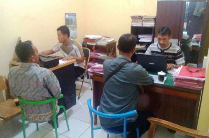 Peras Kepala Desa, Wartawan Abal-abal di Situbondo Kena Tangkap Tangan Polisi Peras Kepala Desa, Wartawan Abal-abal di Situbondo Kena Tangkap Tangan Polisi