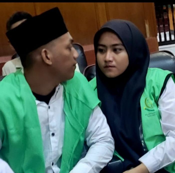 Cinta Sehidup Semaling, Pasutri Pelaku Curanmor Lepas Rindu Dengarkan Dakwaan JPU di PN Surabaya