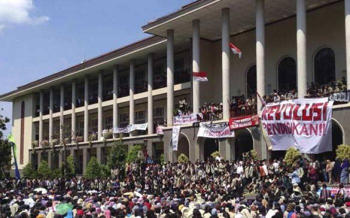 Tuntut Perbaikan UKT dan Tunjangan Tenaga Pendidik, Ribuan Mahasiswa UGM Tuntut Perbaikan UKT dan Tunjangan Tenaga Pendidik, Ribuan Mahasiswa UGM