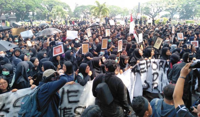 Ratusan Mahasiswa Demo DPRD dan Pemkot Malang, Sebut Anggota DPR Tipu Rakyat dan Sewenang-wenang