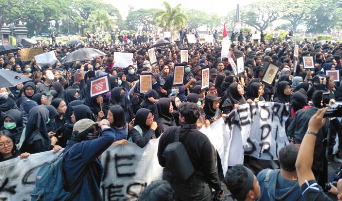 Ratusan Mahasiswa Demo DPRD dan Pemkot Malang, Sebut Anggota DPR Tipu Rakyat dan Sewenang-wenang Ratusan Mahasiswa Demo DPRD dan Pemkot Malang, Sebut Anggota DPR Tipu Rakyat dan Sewenang-wenang