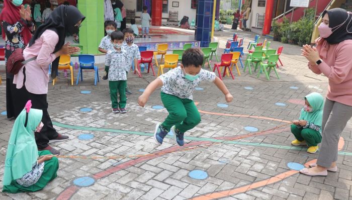 Semarakkan Hari Guru Nasional 2021, KB-TK Al Muslim Sidoarjo Gelar Teaching Challenge for Parents