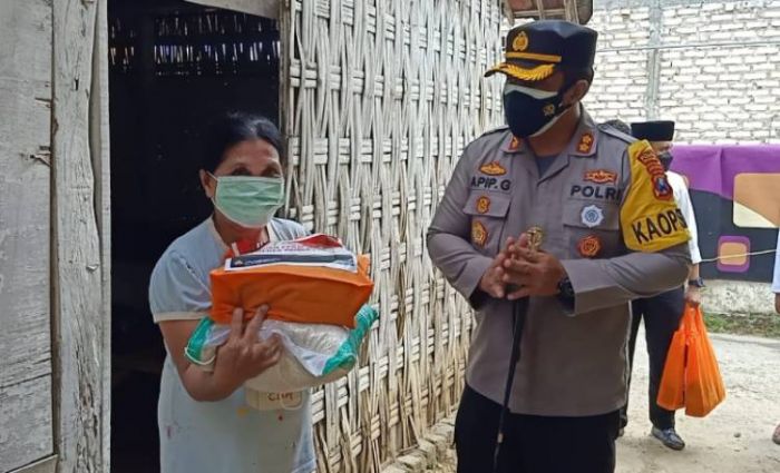 PPKM Darurat, Kapolres Pamekasan dan Tokoh Agama Blusukan Bagikan Sembako untuk Warga Terdampak PPKM Darurat, Kapolres Pamekasan dan Tokoh Agama Blusukan Bagikan Sembako untuk Warga Terdampak