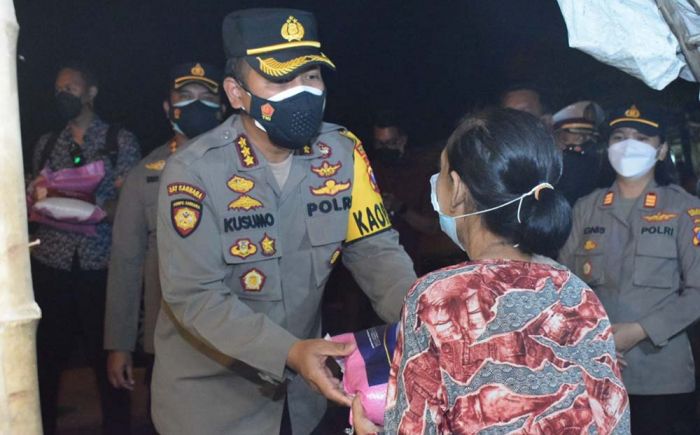 Jasa Penggali Makam Besar pada Masa Pandemi, Kapolresta Sidoarjo Berikan Bantuan Sembako Jasa Penggali Makam Besar pada Masa Pandemi, Kapolresta Sidoarjo Berikan Bantuan Sembako
