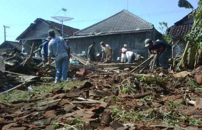Puluhan Rumah di Bojonegoro Barat Diluluhlantakkan Puting Beliung dalam Seminggu ini
