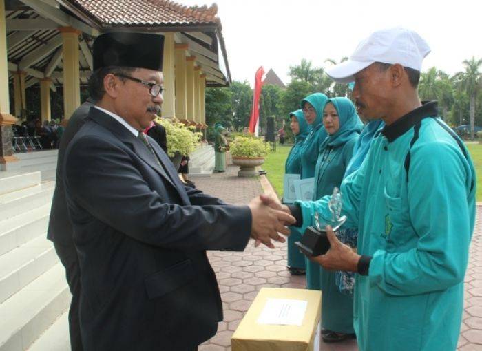 Peringati Hari Ibu, Pemkab Sidoarjo Serahkan Penghargaaan dan Bantuan