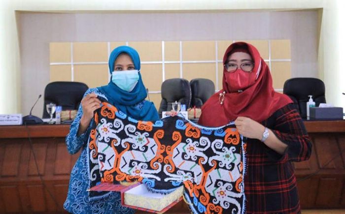 Bunda Fey Sampaikan Sinergi TP PKK dengan Pemerintah Kota Kediri dalam Prodamas Plus Bunda Fey Sampaikan Sinergi TP PKK dengan Pemerintah Kota Kediri dalam Prodamas Plus