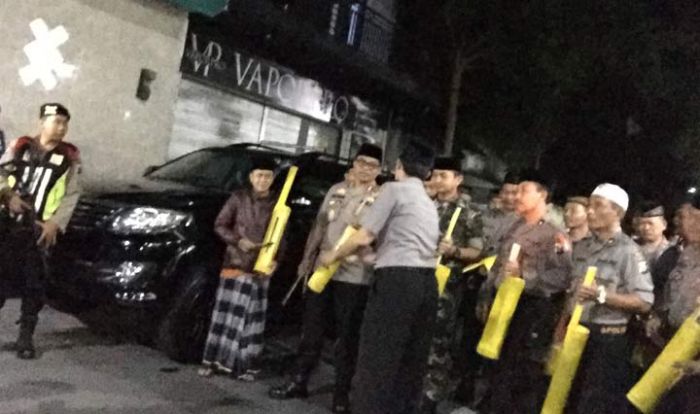 Sambil Patroli, Kapolres Kediri Kota Bangunkan Warga saat Sahur